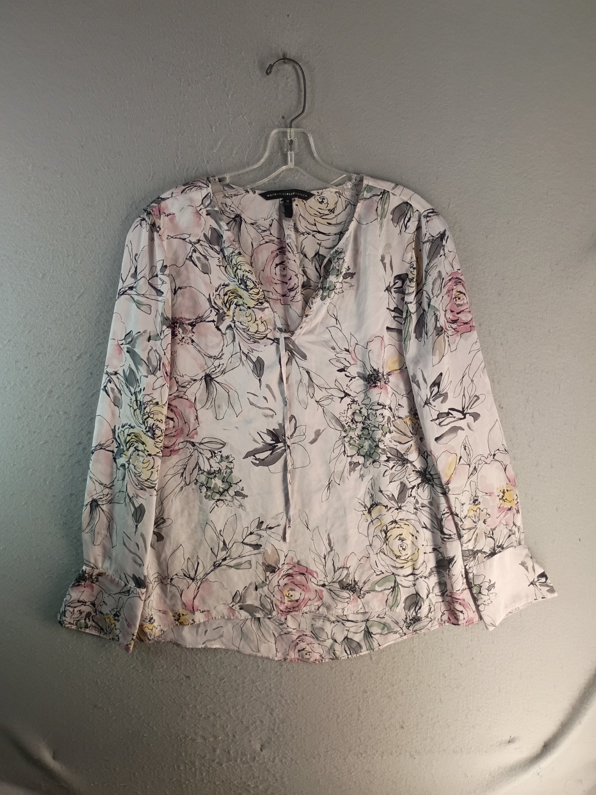 White House Black Market 100% Silk Blouse Womens Medium M Pink Floral V-Neck Top
