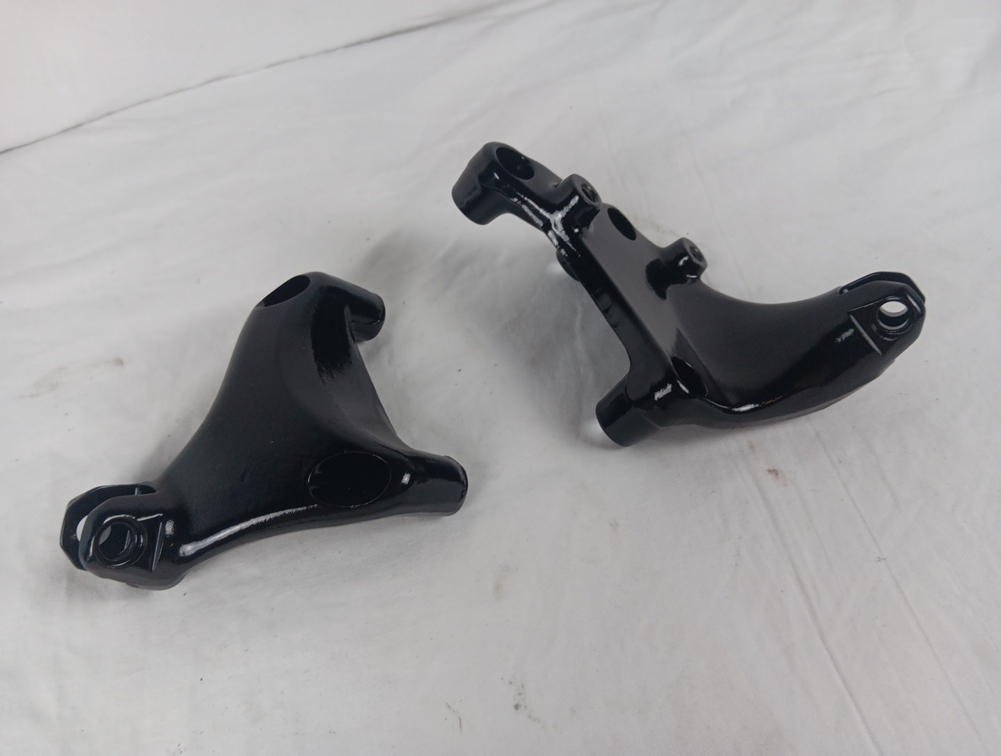 HARLEY DAVIDSON 14-UP GLOSS BLACK PASSENGER FOOTPEG MOUNTS 50500270