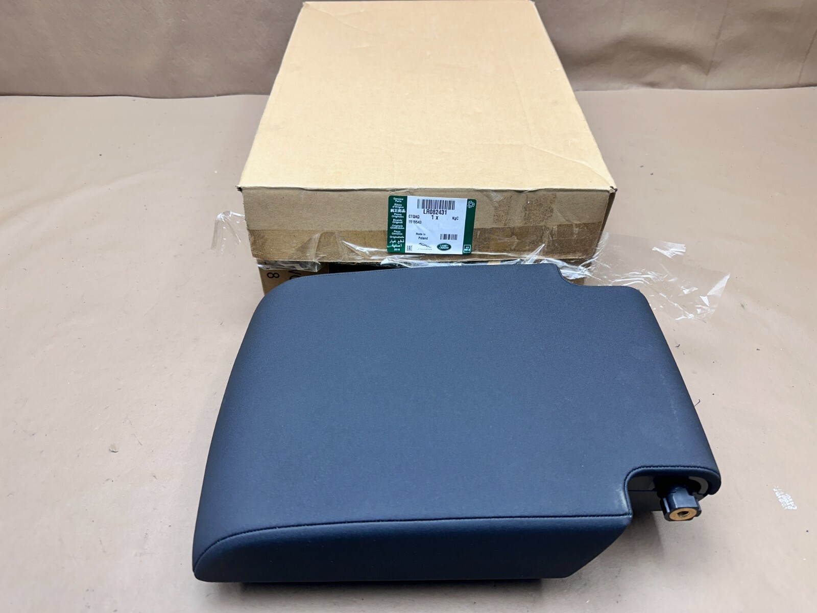 NEW 2017-2020 LAND ROVER DISCOVERY L462 FRONT CENTER CONSOLE ARMREST BLACK OEM