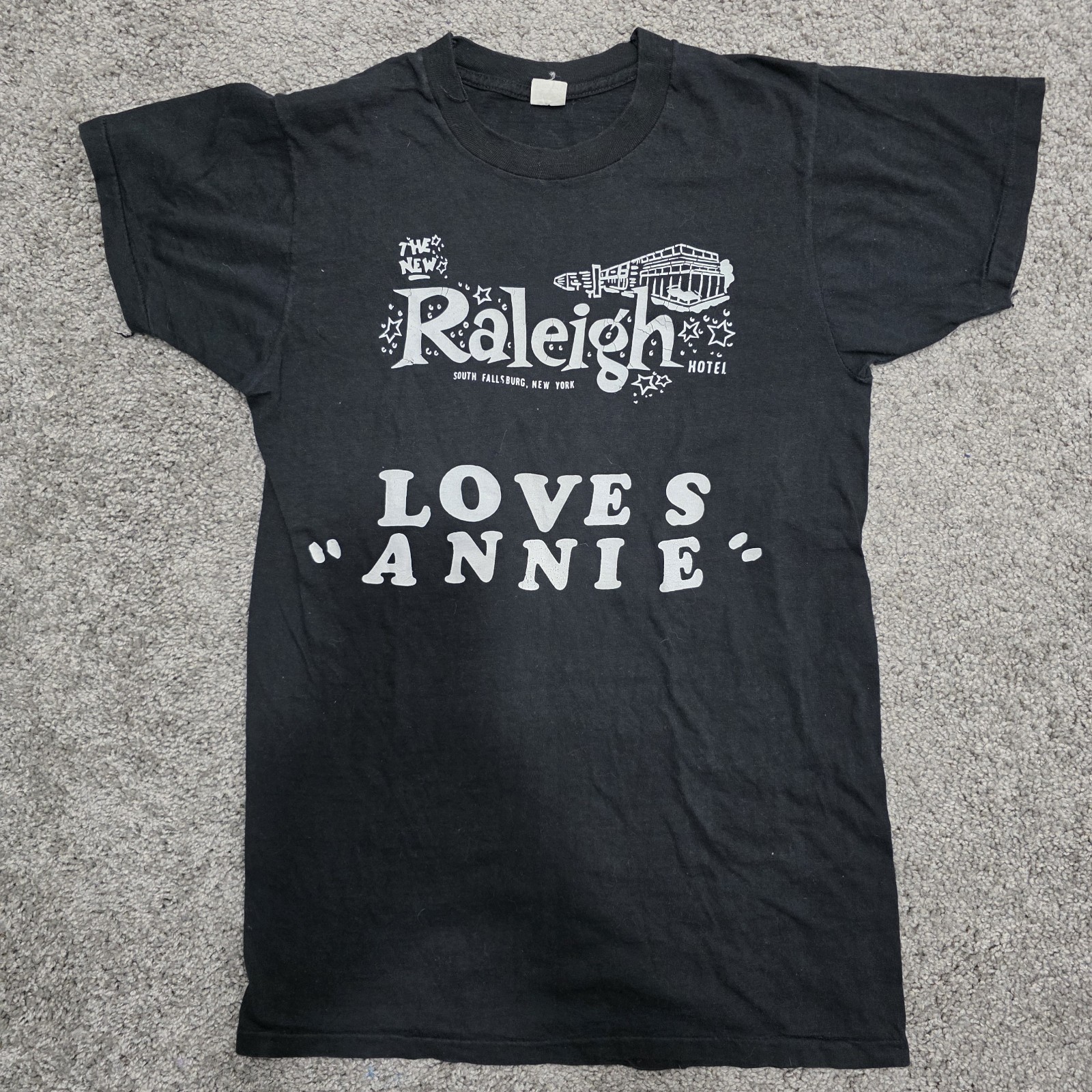 VTG 70s Annie Musical The Raleigh Hotel Loves Annie Single Stitch Made In USA M