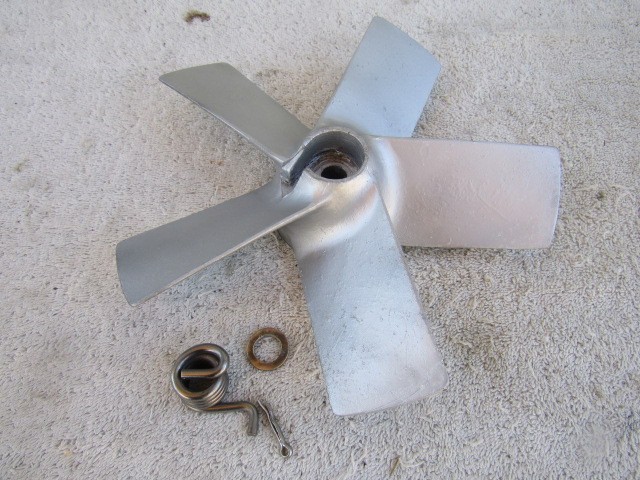 British Seagull antique outboard motor propeller Century 100 1961 4hp # 100/1409 British Seagull antique outboard motor propeller Century 100 1961 4hp # 100/1409