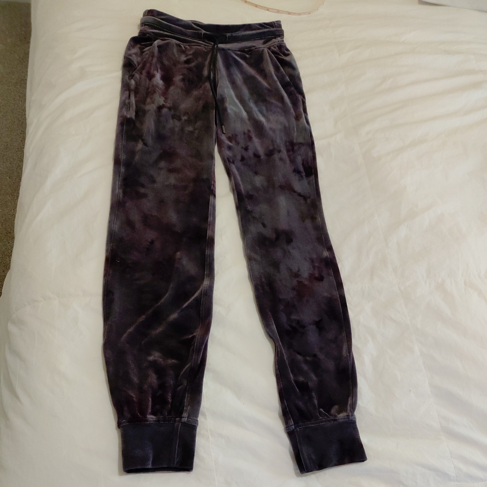 Lululemon Athletica Velvet Jogger Pants sz 2 EUC #1031 Lululemon Athletica Velvet Jogger Pants sz 2 EUC #1031