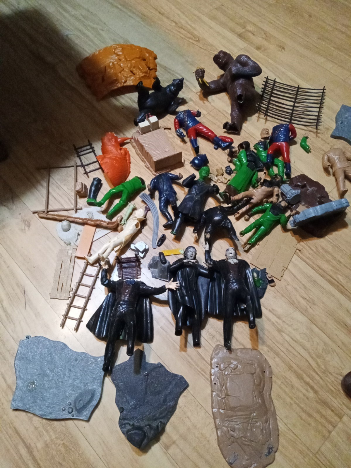 Vintage AURORA MONSTER MODELS+ PLANET OF THE APES FROM THE 60,S+70,S HUGE LOT
