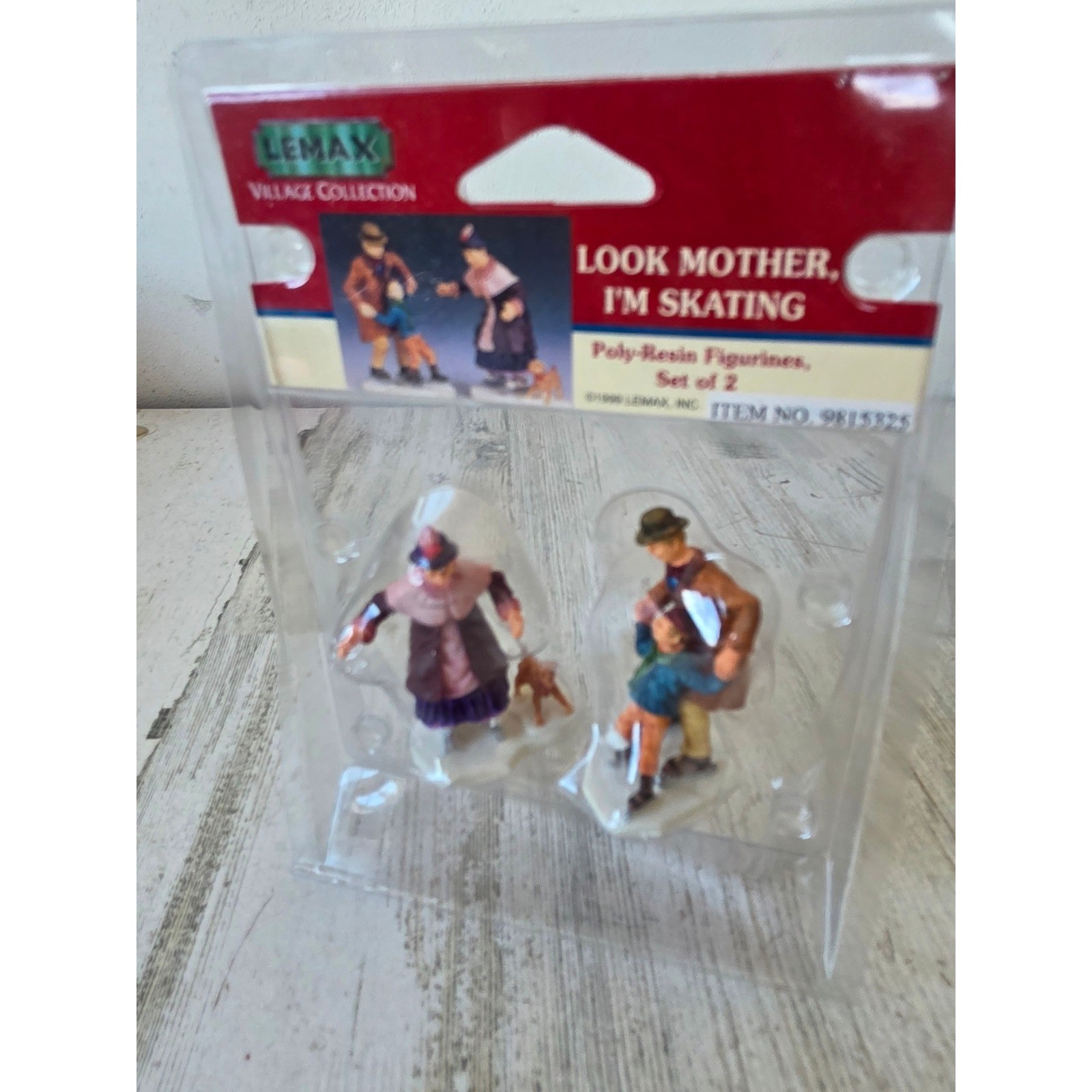 Lemax look mother I'm skating skaters people accessory Victoria 9815325 dog