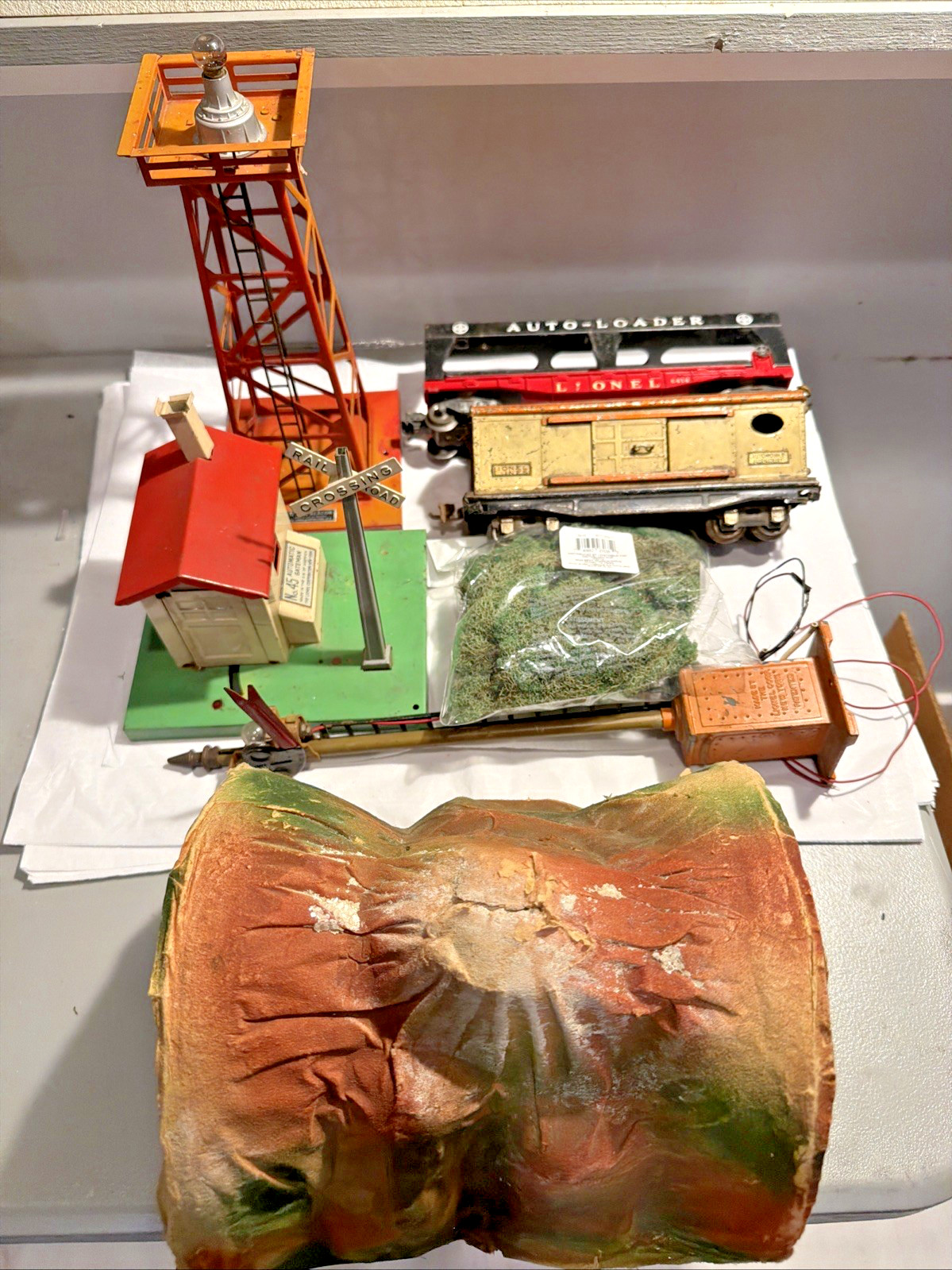 Lionel & OTHER BRAND Gauge O   LOT: OF  SEVEN POST $ PRE -WAR ACCESSORIES