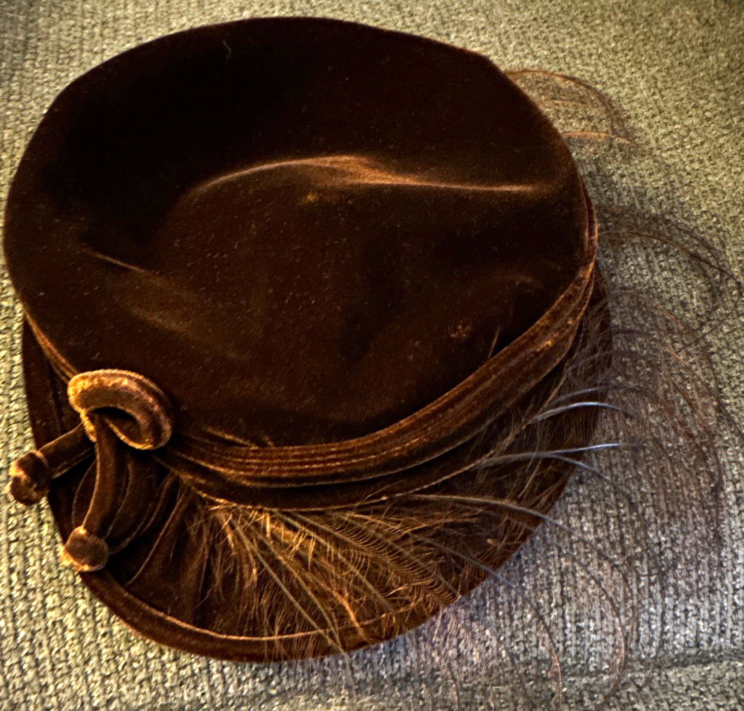 Vintage 1940s 1950s Stern Brothers Brown Velvet Tilt Hat with Feathers