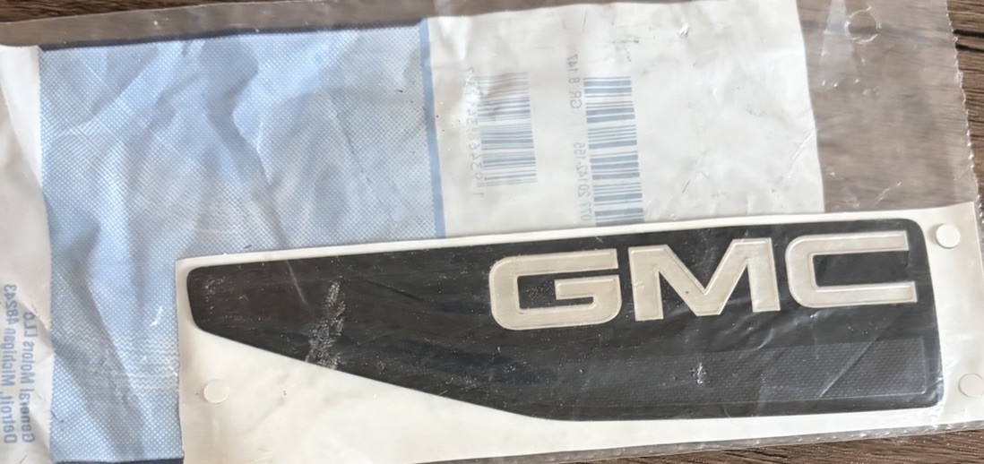 OEM 2021-2023 GMC Yukon Tinted Chrome Fender Ornamentation Vent Badge RH Side OEM 2021-2023 GMC Yukon Tinted Chrome Fender Ornamentation Vent Badge RH Side