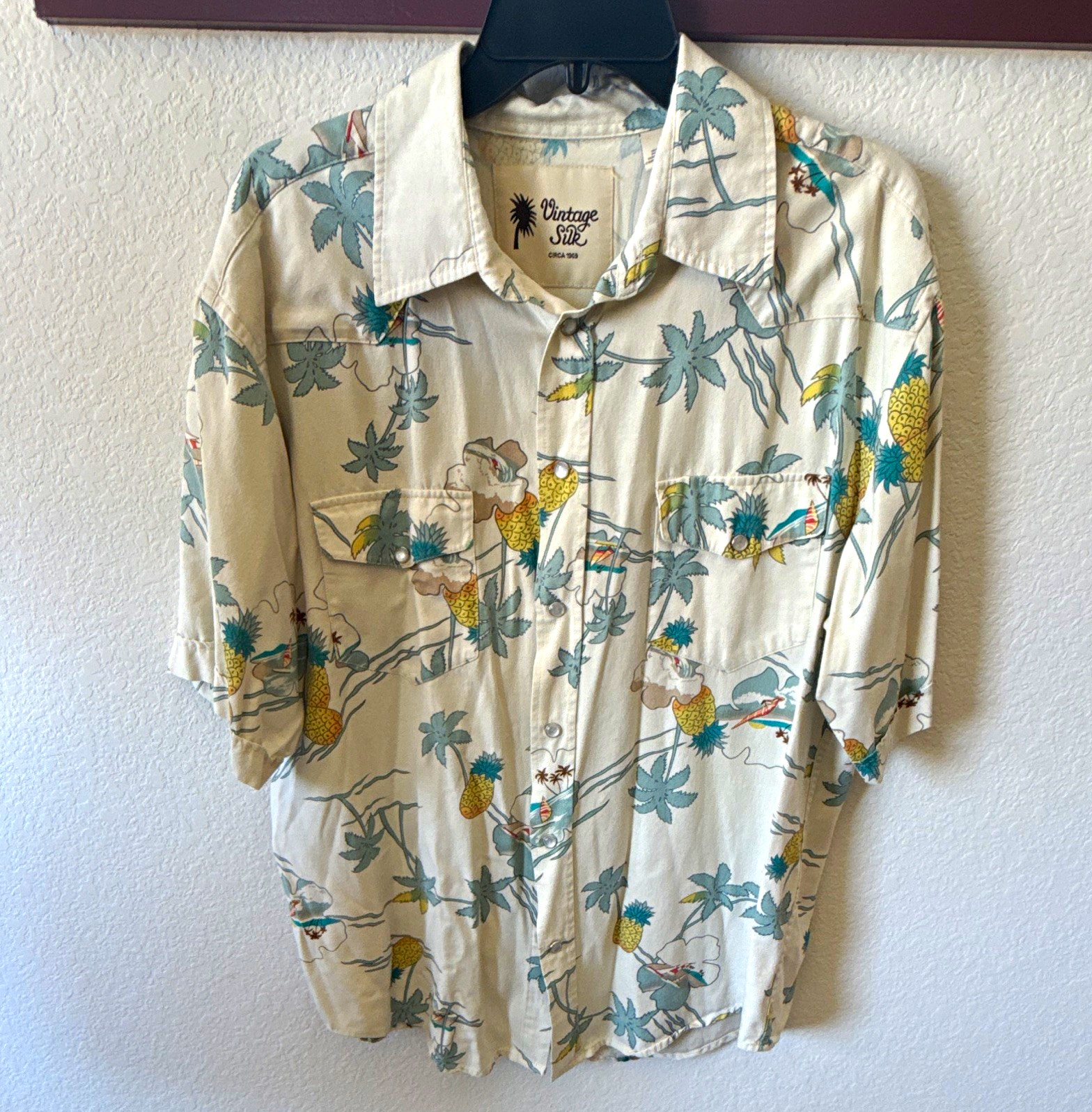 Vintage Silk Men’s L 100% Silk Hula Girl Hawaiian SS Button-Up Point Collar Vintage Silk Men’s L 100% Silk Hula Girl Hawaiian SS Button-Up Point Collar