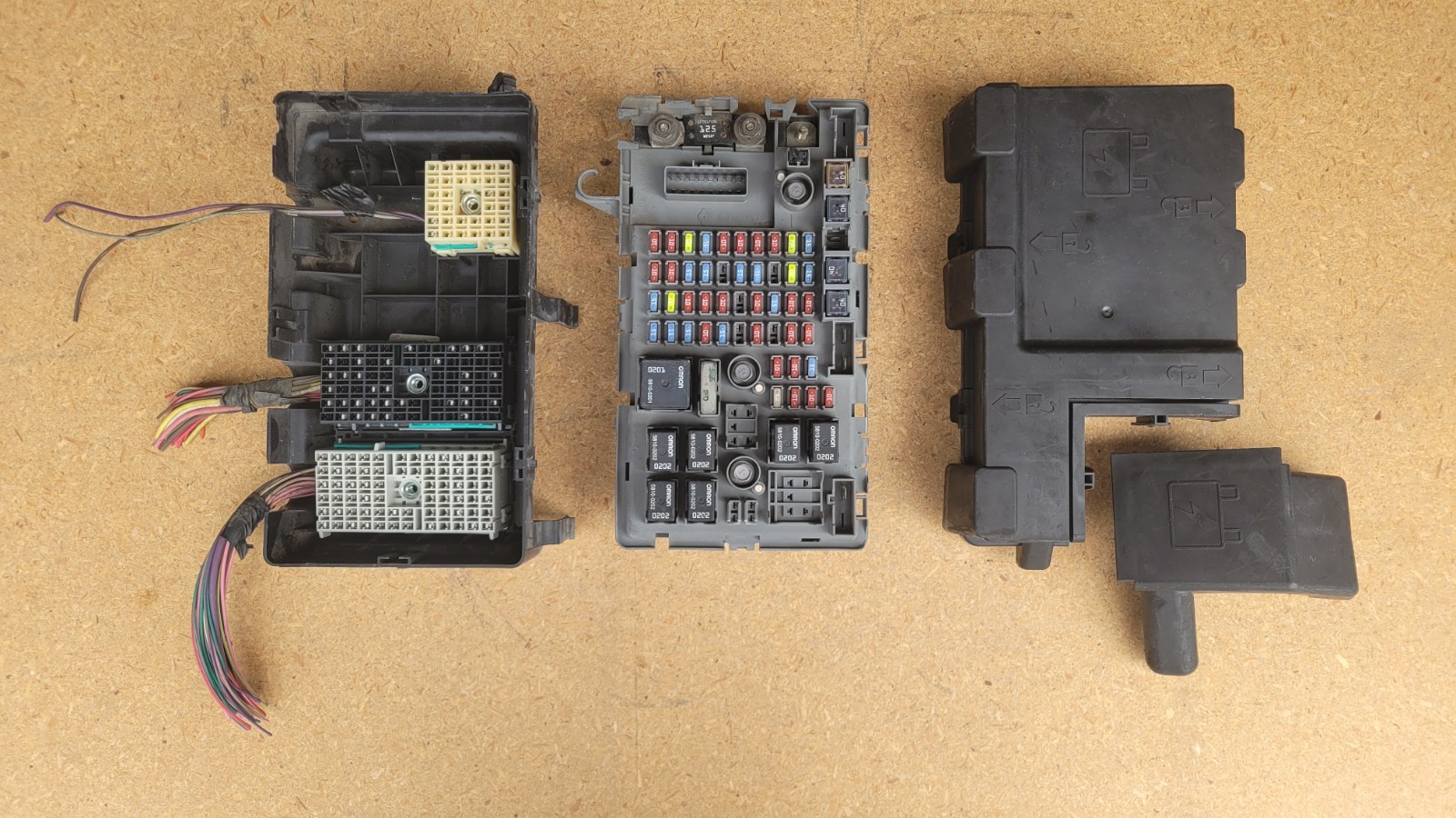 used GM OEM 2003-2007 Chevrolet Express Fuse Junction Block 15930149 with plugs