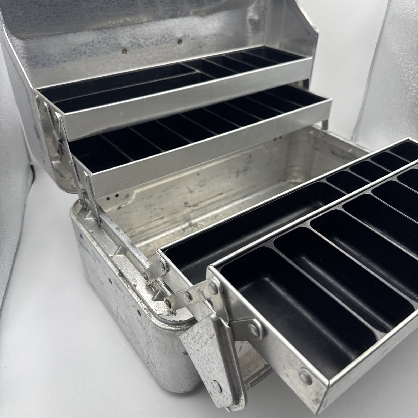 RARE Vintage JC HIGGINS Aluminum Cantilever Tackle Tool Box - No Key - w/Trays