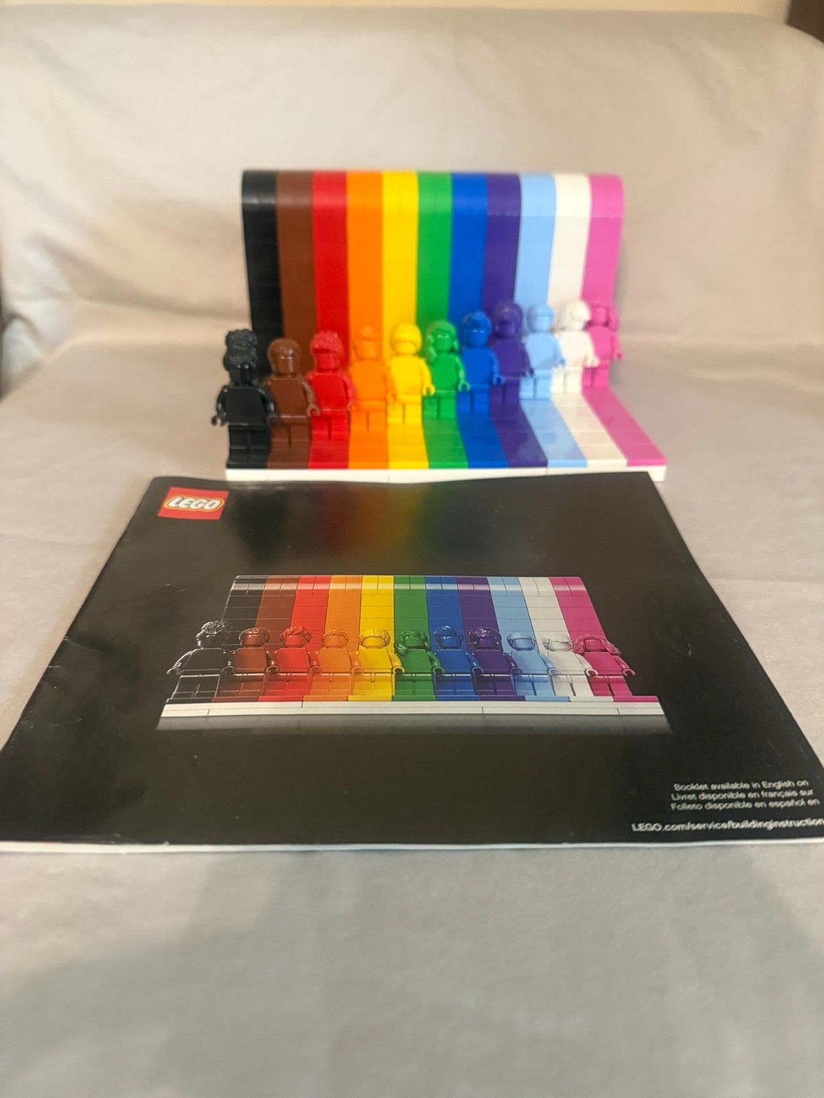 LEGO Everyone Is Awesome 40516 Rainbow Display Stand 11 Minifigures LEGO Everyone Is Awesome 40516 Rainbow Display Stand 11 Minifigures