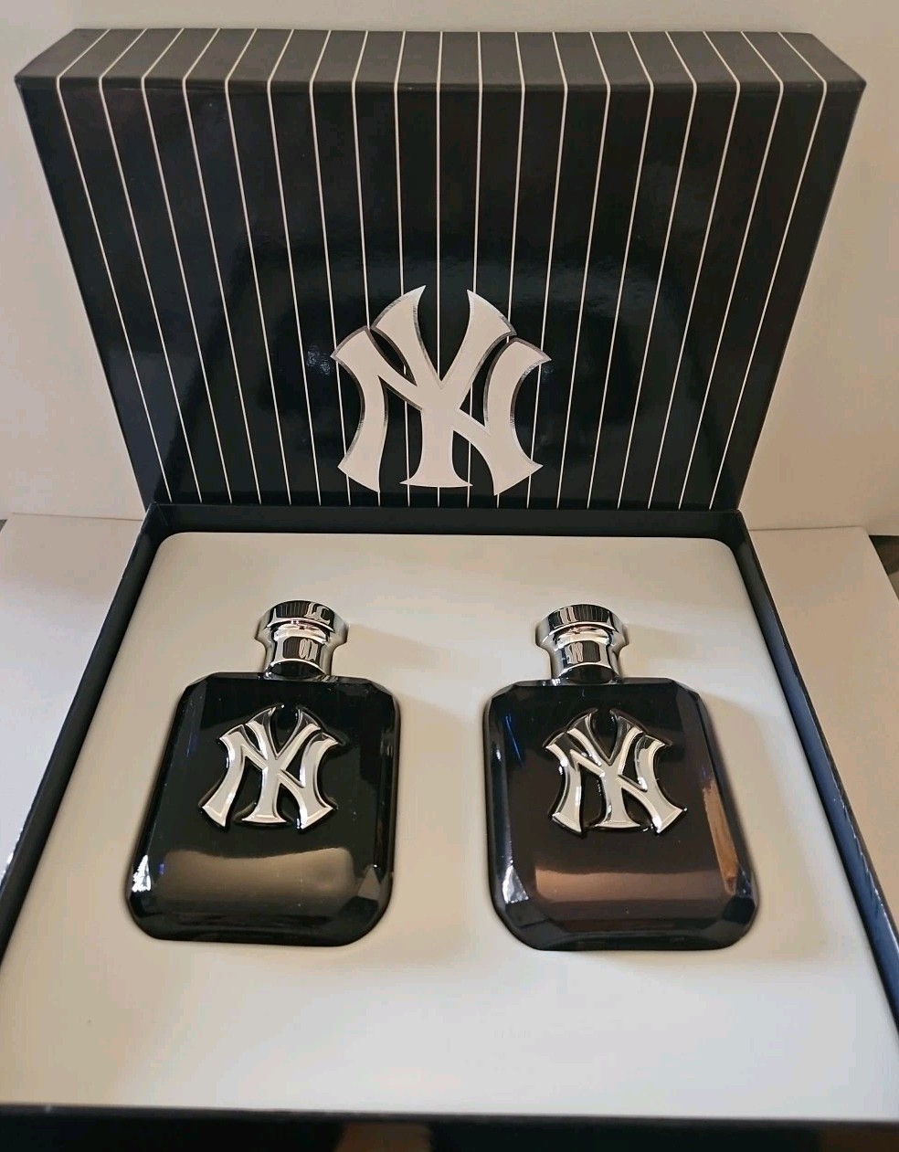 NY Yankees Mens EDT Cologne 2-Pc Set 3.4 Oz EDT Spray And 3.4 Oz Cologne Splash 