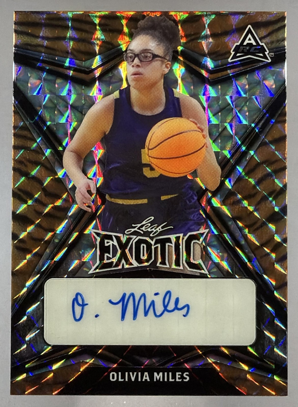 2022-23 Leaf Exotic Olivia Miles Diagonal Shimmer Elephant 2/7 Auto #BA-OM1 NM 2022-23 Leaf Exotic Olivia Miles Diagonal Shimmer Elephant 2/7 Auto #BA-OM1 NM