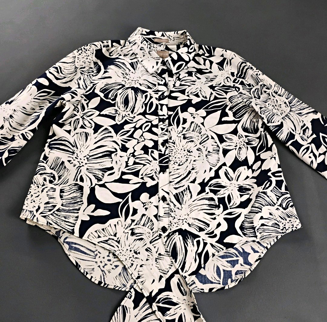 Chico\'s Women\'s Wrinkle Resistant Blue/White Floral Button-Up Blouse Size M