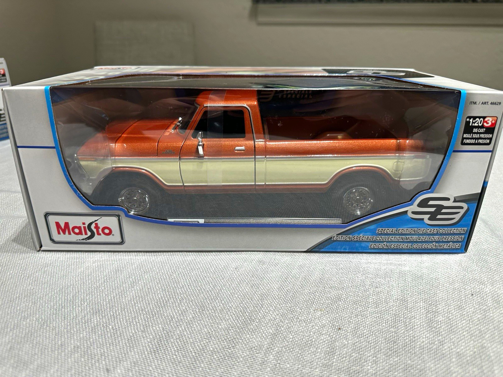 Maisto Special Edition 1:20 1979 Ford F-150 Pickup Truck Diecast w/ Stand