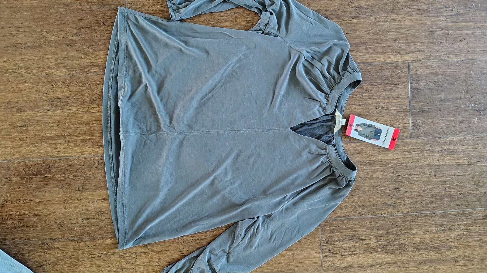 NWT Lucky Brand Size M Women\'s Notch V-Neck Sandwash Top Gray NWT Lucky Brand Size M Women\'s Notch V-Neck Sandwash Top Gray