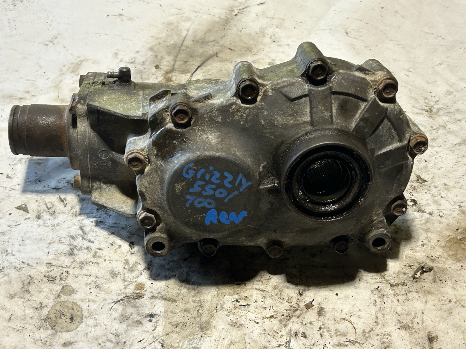2007-2011 Yamaha Grizzly 550 700 Rear Back Differential Diff Gearbox Assembly 2007-2011 Yamaha Grizzly 550 700 Rear Back Differential Diff Gearbox Assembly