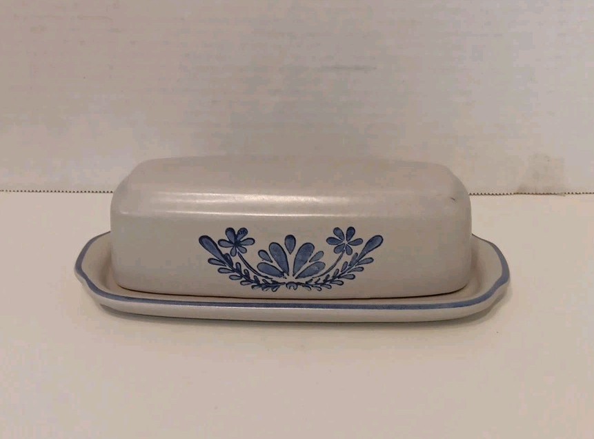 Vintage Pfaltzgraff Yorktowne Covered Butter Dish 028 Blue - Made in USA Vintage Pfaltzgraff Yorktowne Covered Butter Dish 028 Blue - Made in USA