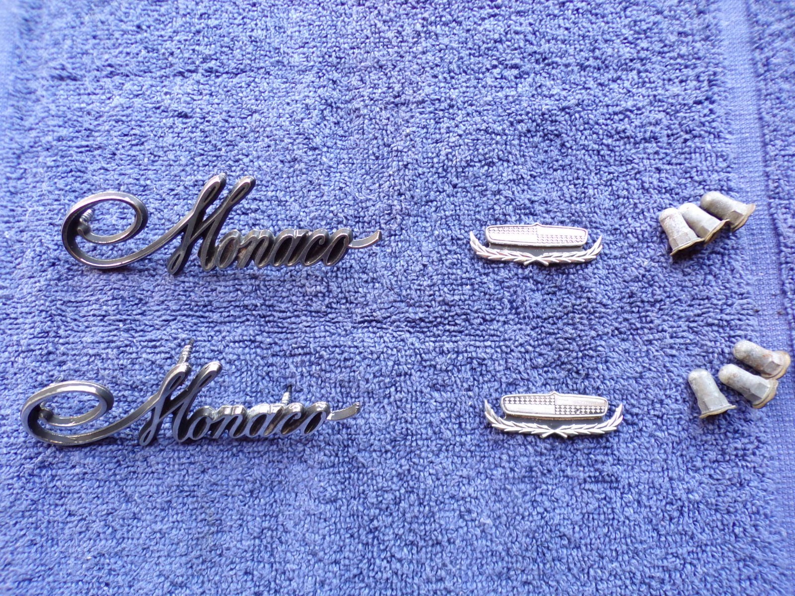 1971 DODGE MONACO: 4 PC. QUARTER PANEL EMBLEM SET.