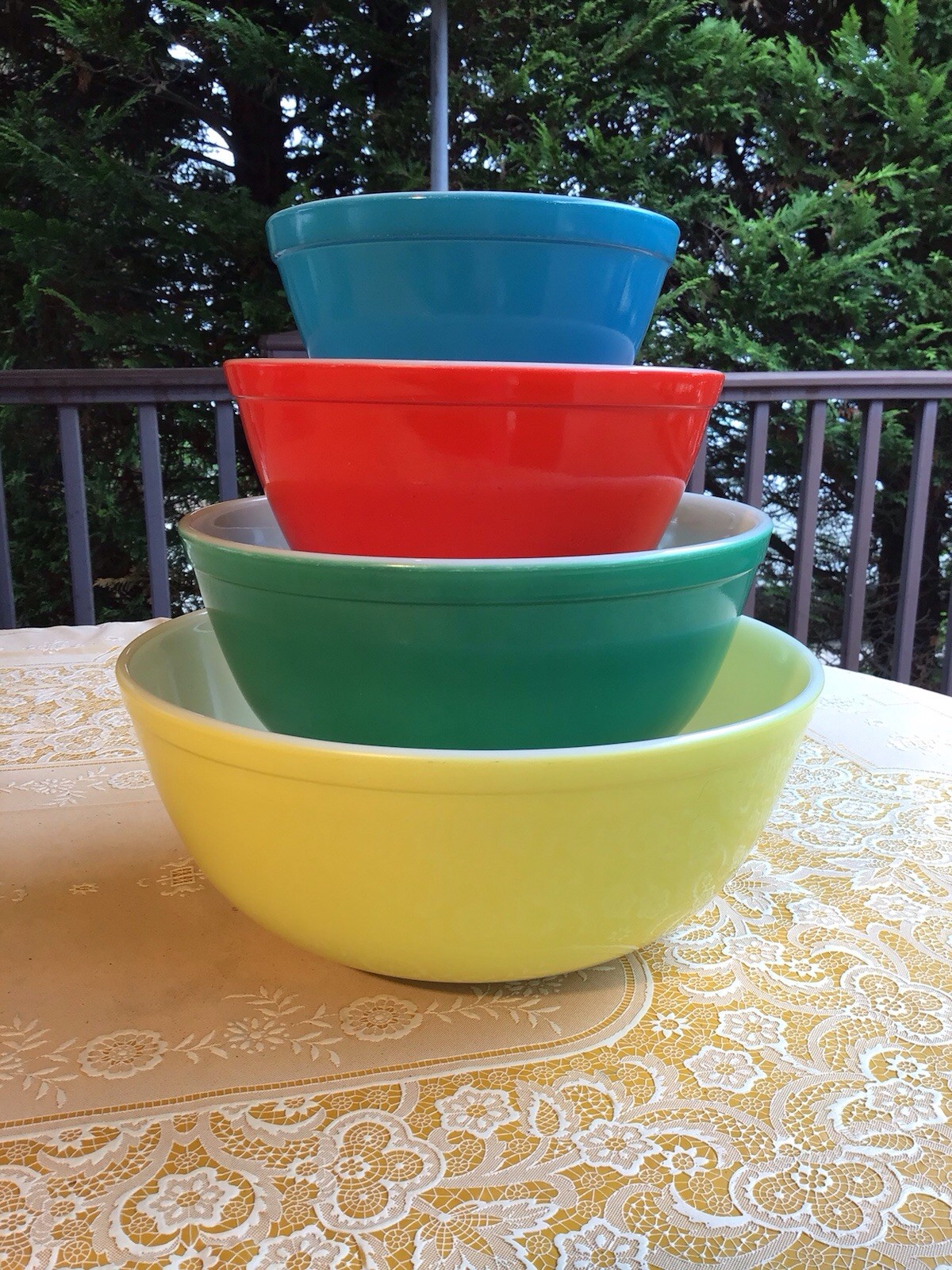 VINTAGE 50’s PYREX PRIMARY COLORS Nesting Mixing Bowls Set W/ BOWL STANDS MINTY