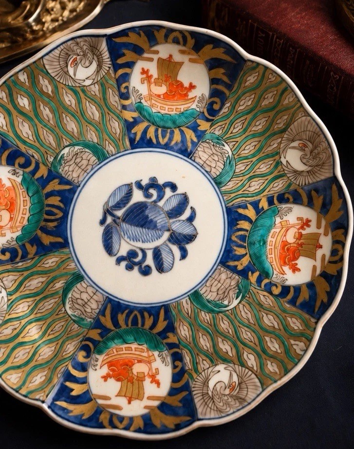 Antique Japanese Arita-Ko Imari Porcelain Plate, Scalloped Rim And Ship Motifs Antique Japanese Arita-Ko Imari Porcelain Plate, Scalloped Rim And Ship Motifs
