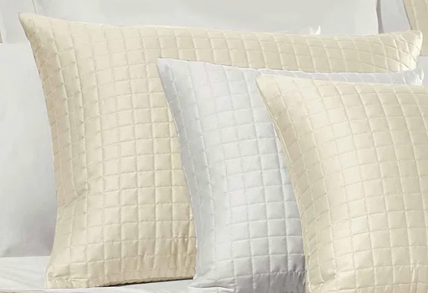 SIGNORIA di Firenze Massaccio CAMELIA King Knife Edge Quilted Sham