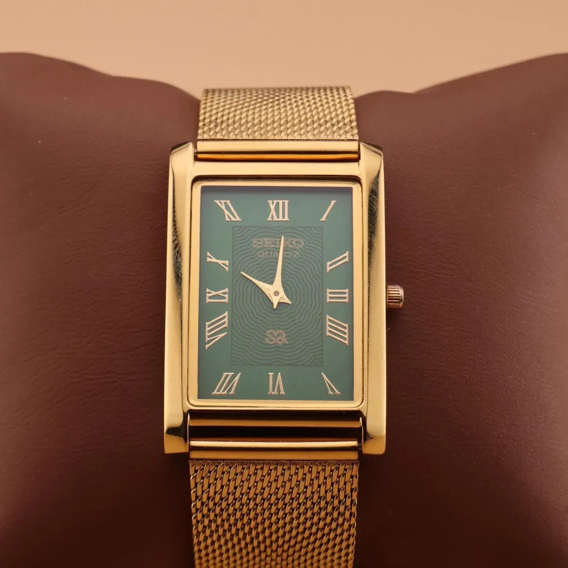 VINTAGE SEIKO SLIM GREEN DIAL WITH A MATCHING GOLD CHAIN  MEN\'S QUARTZ WATCH