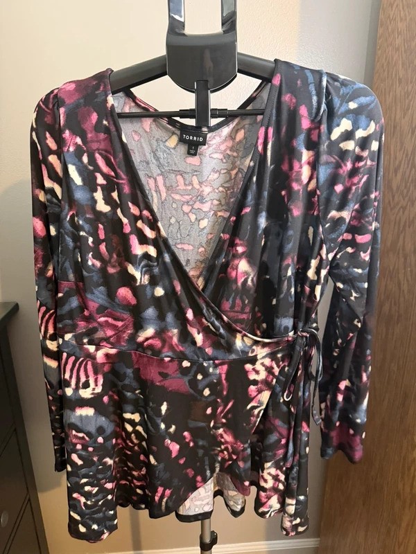 Torrid Floral Wrap Top Size 1 Torrid Floral Wrap Top Size 1