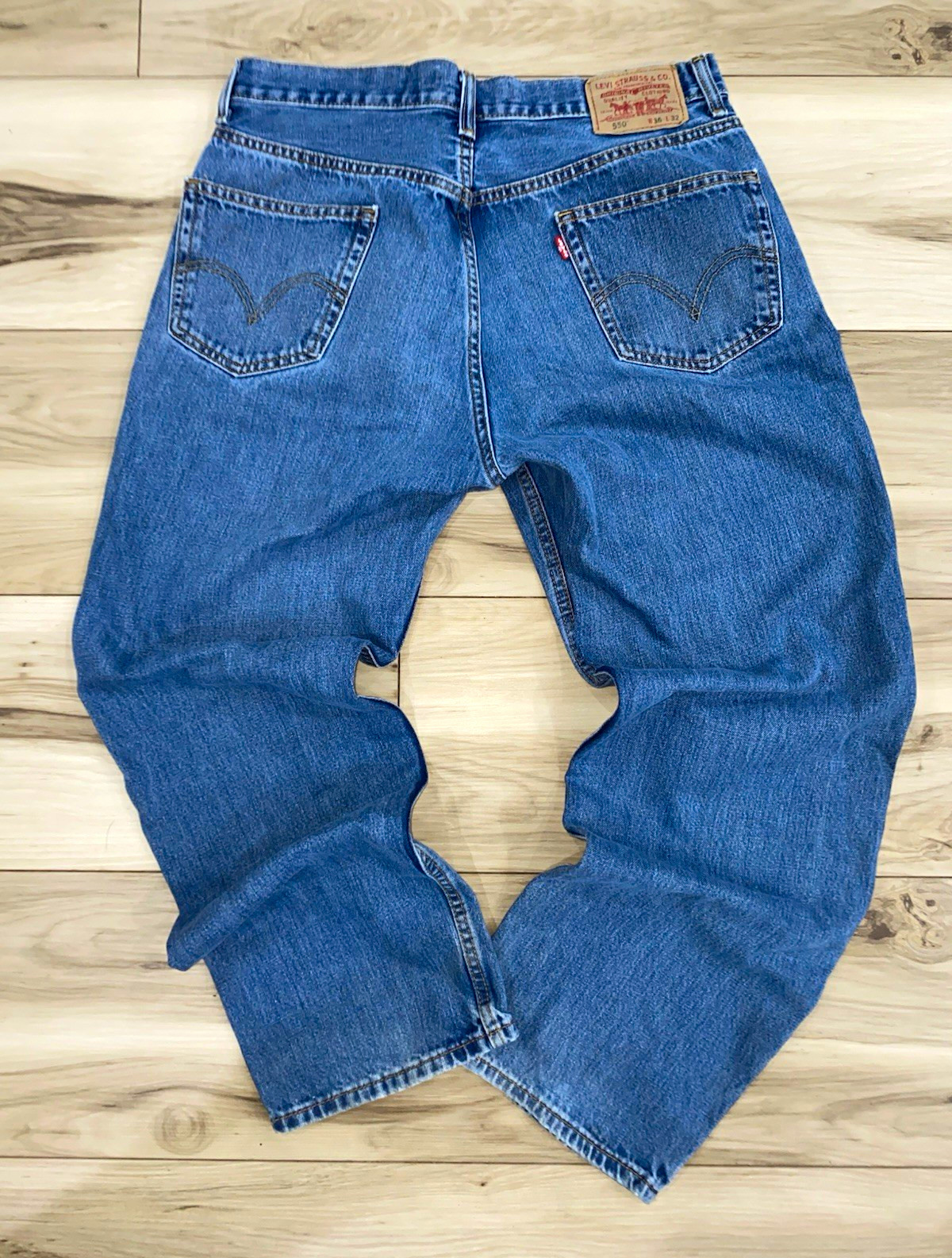 Levi\'s Men\'s 550 Relaxed Fit Straight Leg Blue Medium Wash 5-Pocket Jeans