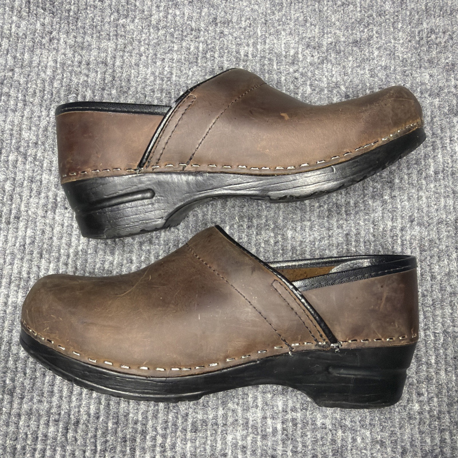 Dansko Professional Brown Oiled Leather Clogs – Size 37 (US 6.5-7) Dansko Professional Brown Oiled Leather Clogs – Size 37 (US 6.5-7)