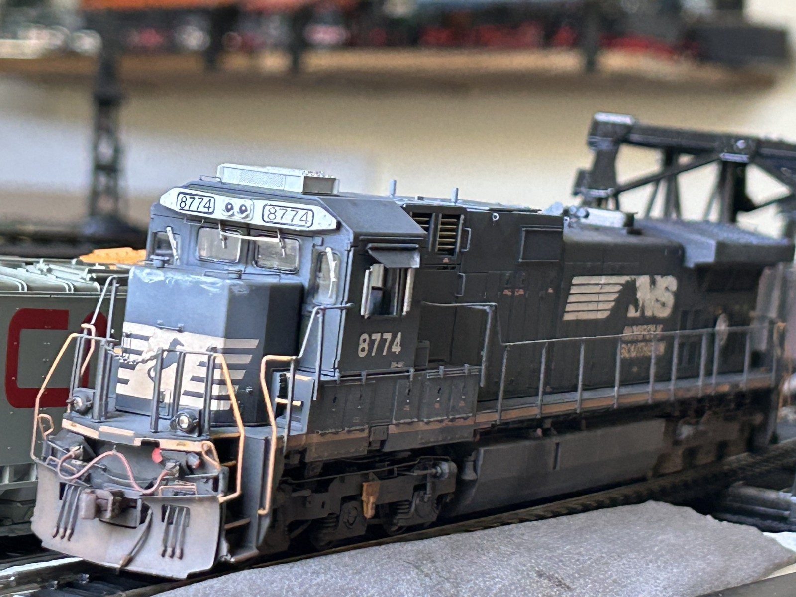 ScaleTrains HO Rivet Counter NS GE C40-9 #8774 Horsehead LokSound Weathered