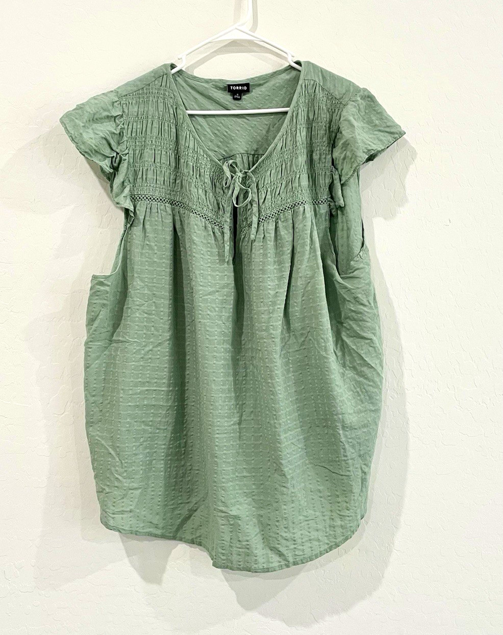 Torrid Women’s Green Solid V-Neck Flutter Short Sleeve Peasant Blouse, 4XL Torrid Women’s Green Solid V-Neck Flutter Short Sleeve Peasant Blouse, 4XL