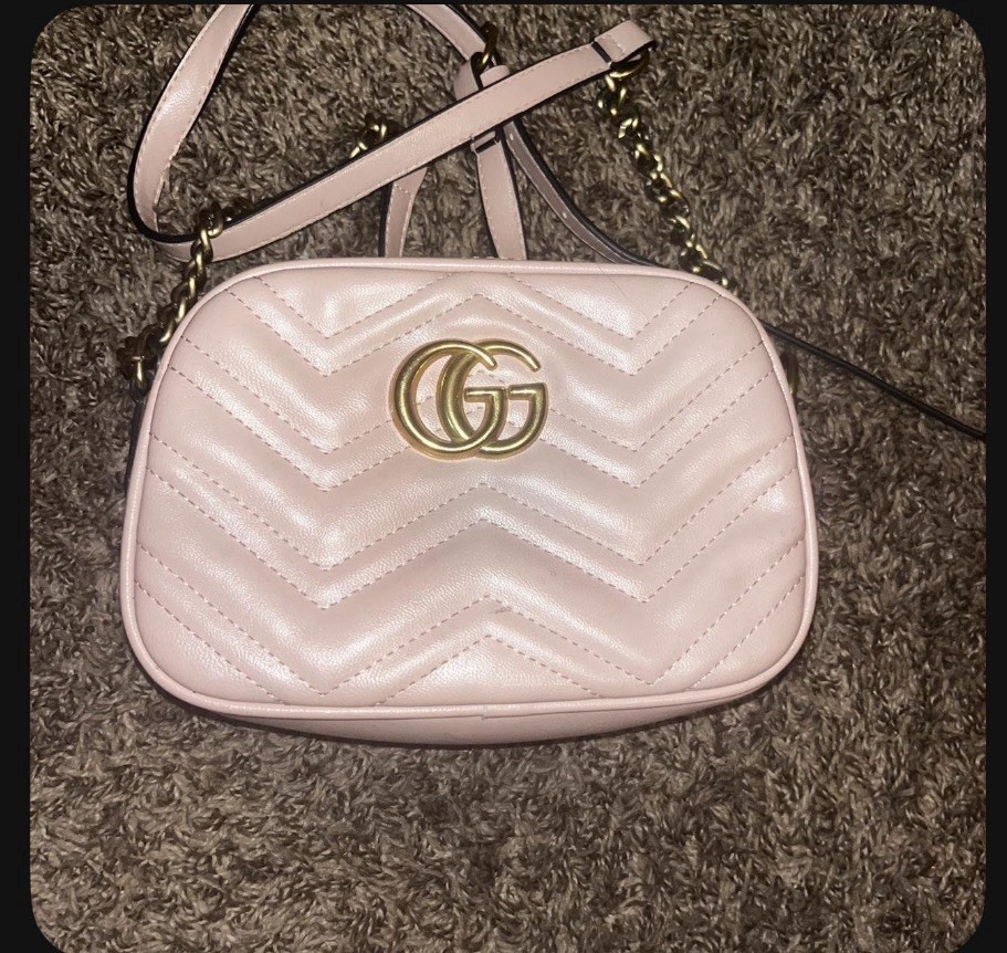 Authentic Gucci Women’s Small Pink Quilted GG Logo Zip Crossbody gold chain