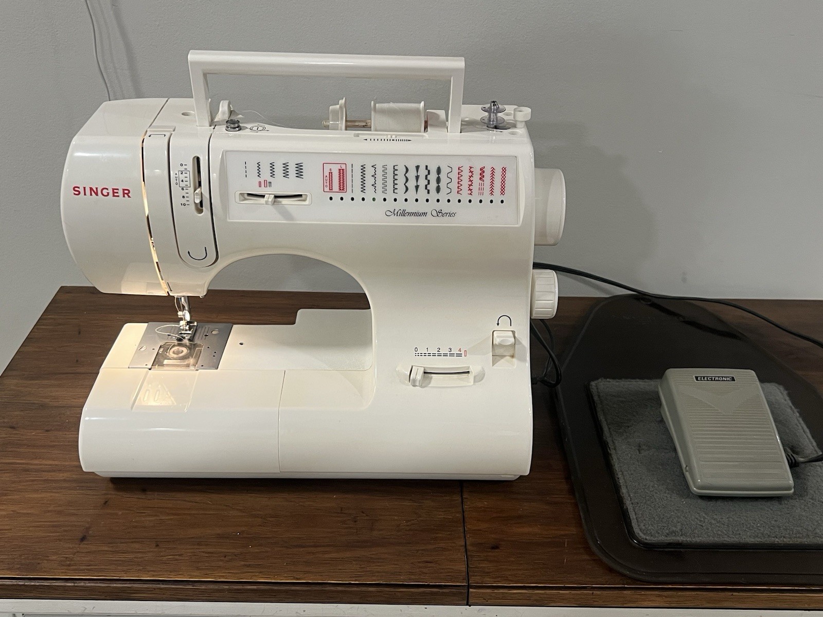 Singer Millennium Series Sewing Machine Multi-Stitch Model 6416 W/ Pedal Works Singer Millennium Series Sewing Machine Multi-Stitch Model 6416 W/ Pedal Works