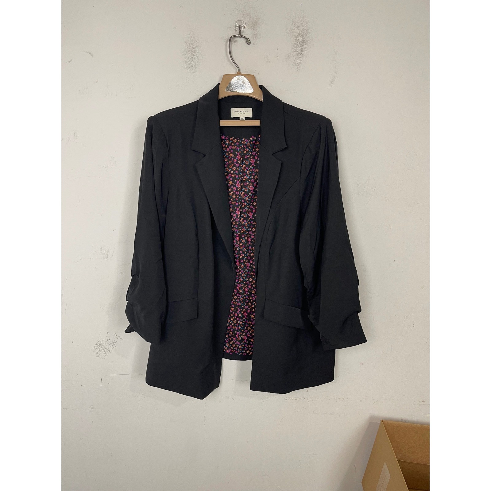Skies Are Blue Curvy Black Open Front Floral Lined Ruched Sleeve Blazer 2X Skies Are Blue Curvy Black Open Front Floral Lined Ruched Sleeve Blazer 2X