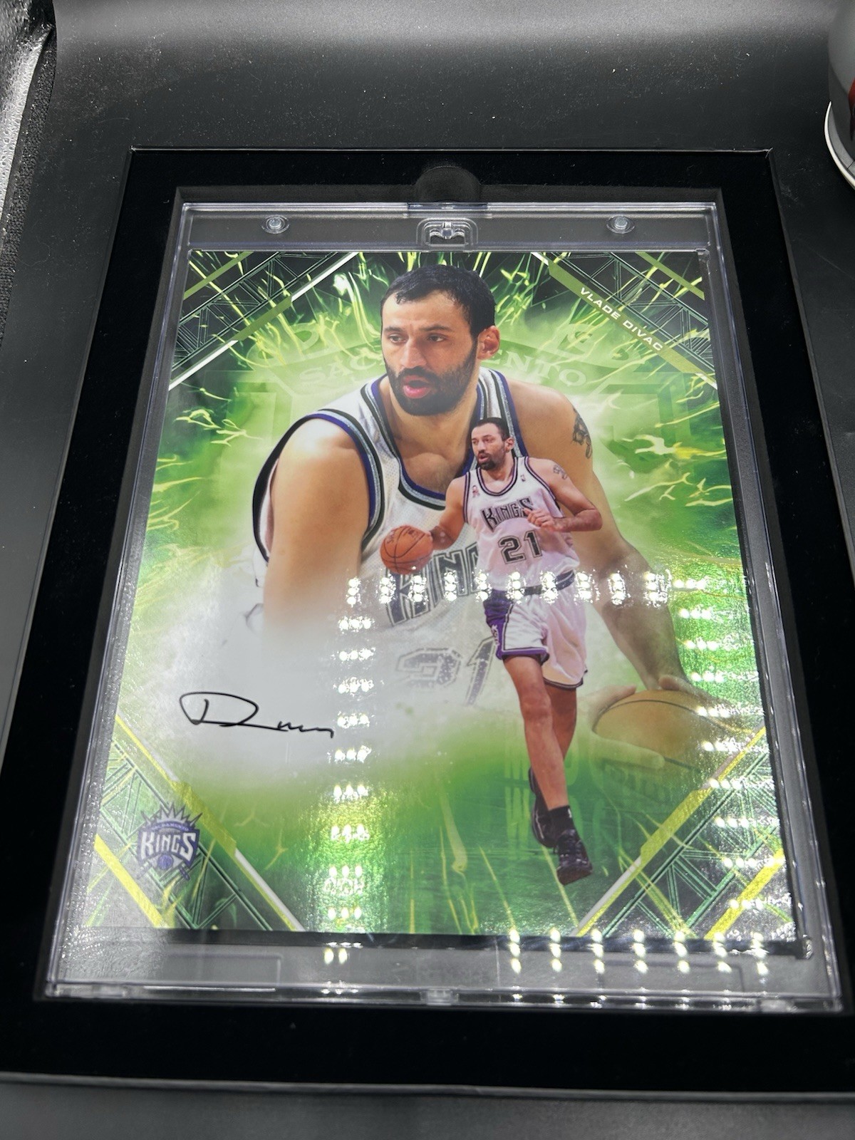 Vlade Divac 2025-26 Fanatics Under Wraps Emanate Auto Green /99 Kings (CBMH)