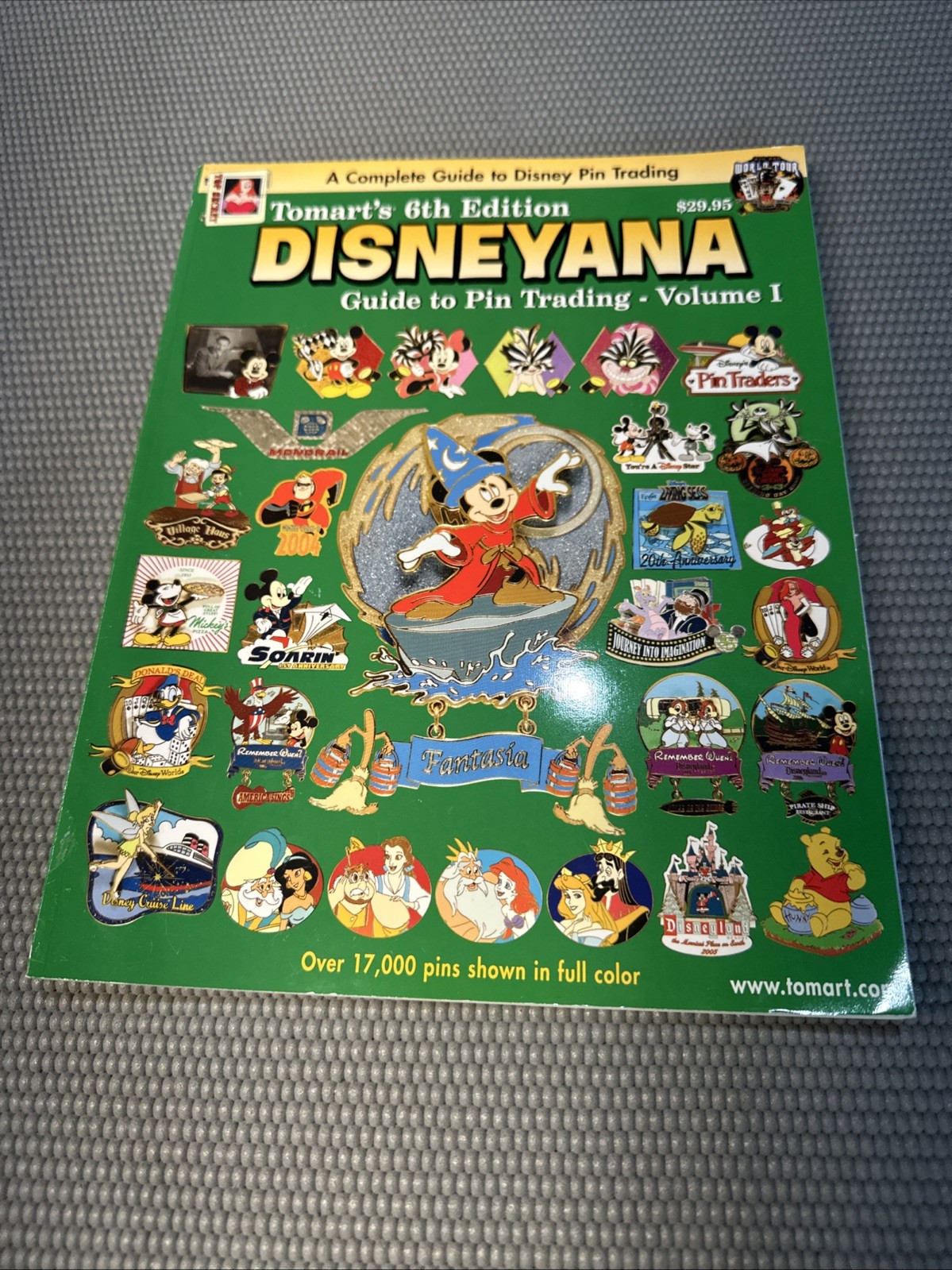 Tomart\'s 6th Edition Disneyana Guide to Pin Trading- Volume 1 Tomart\'s 6th Edition Disneyana Guide to Pin Trading- Volume 1