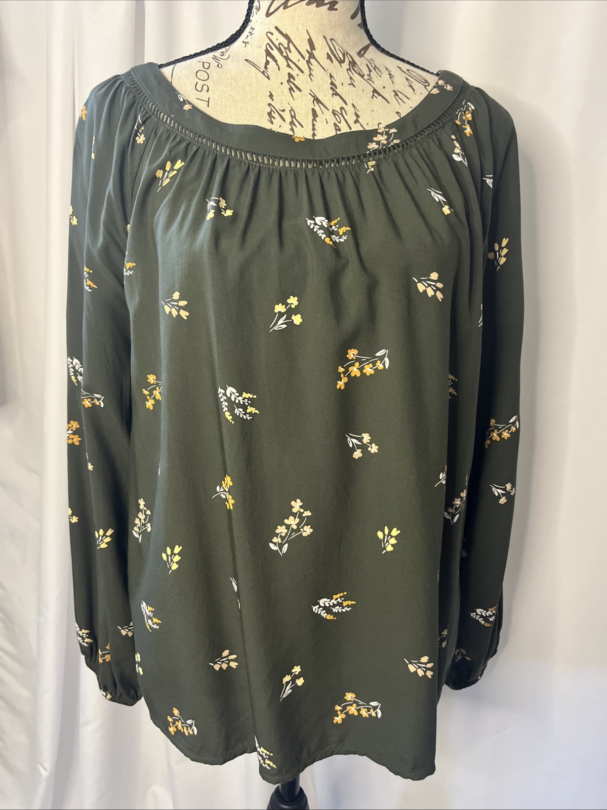 Loft Outlet Long Sleeve Cutout Collar Dark Green Floral Blouse Women’s Small Loft Outlet Long Sleeve Cutout Collar Dark Green Floral Blouse Women’s Small