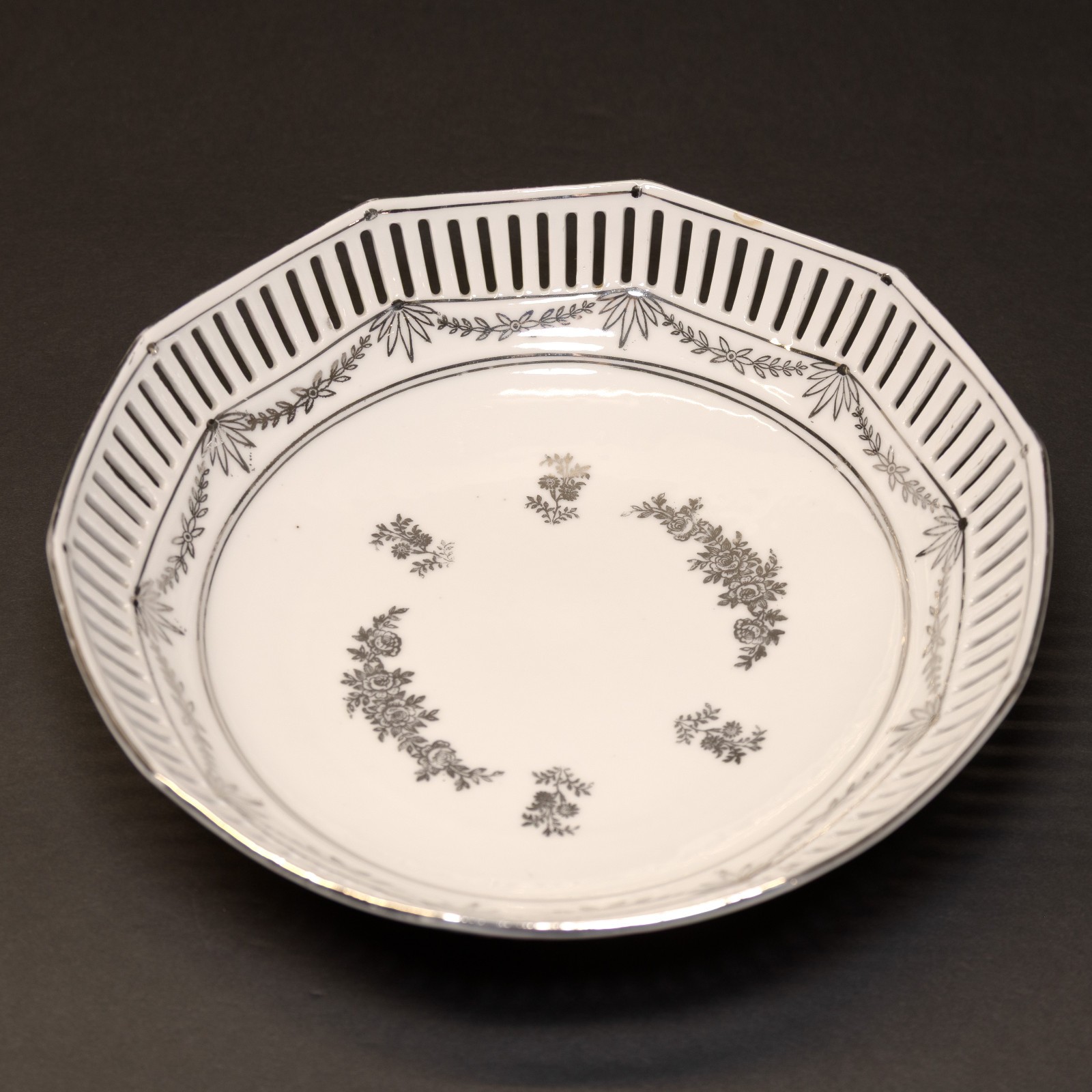 Vintage 1932-1934 Schumann Bavaria Porcelain Openwork Bowl Floral Garland 9\ Vintage 1932-1934 Schumann Bavaria Porcelain Openwork Bowl Floral Garland 9\