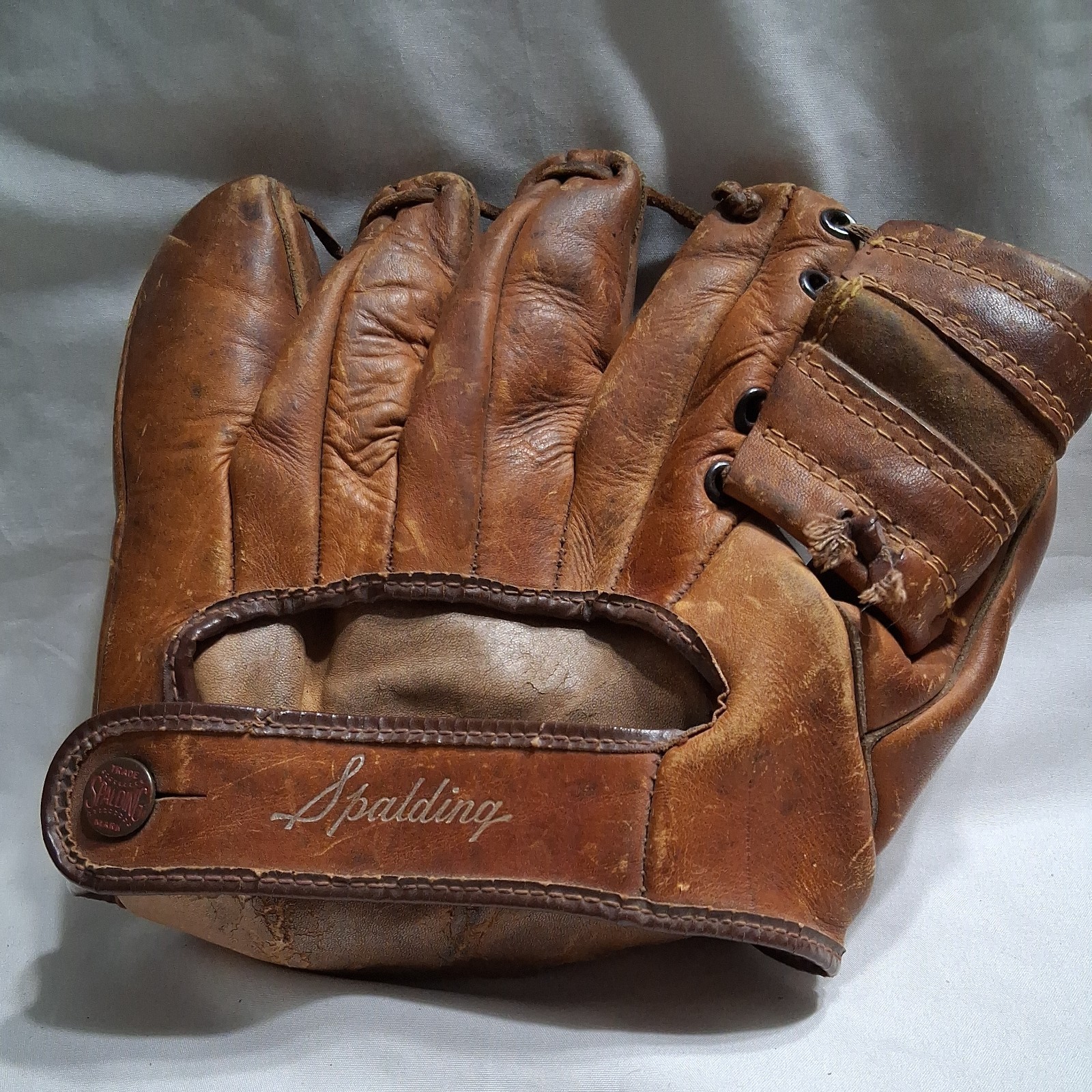 Antique Spaulding Baseball Glove. Antique Spaulding Baseball Glove.