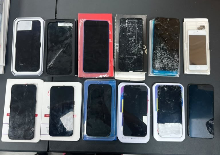 Lot of 12 Mixed iPhone Broken Screens for Parts Only Lot of 12 Mixed iPhone Broken Screens for Parts Only