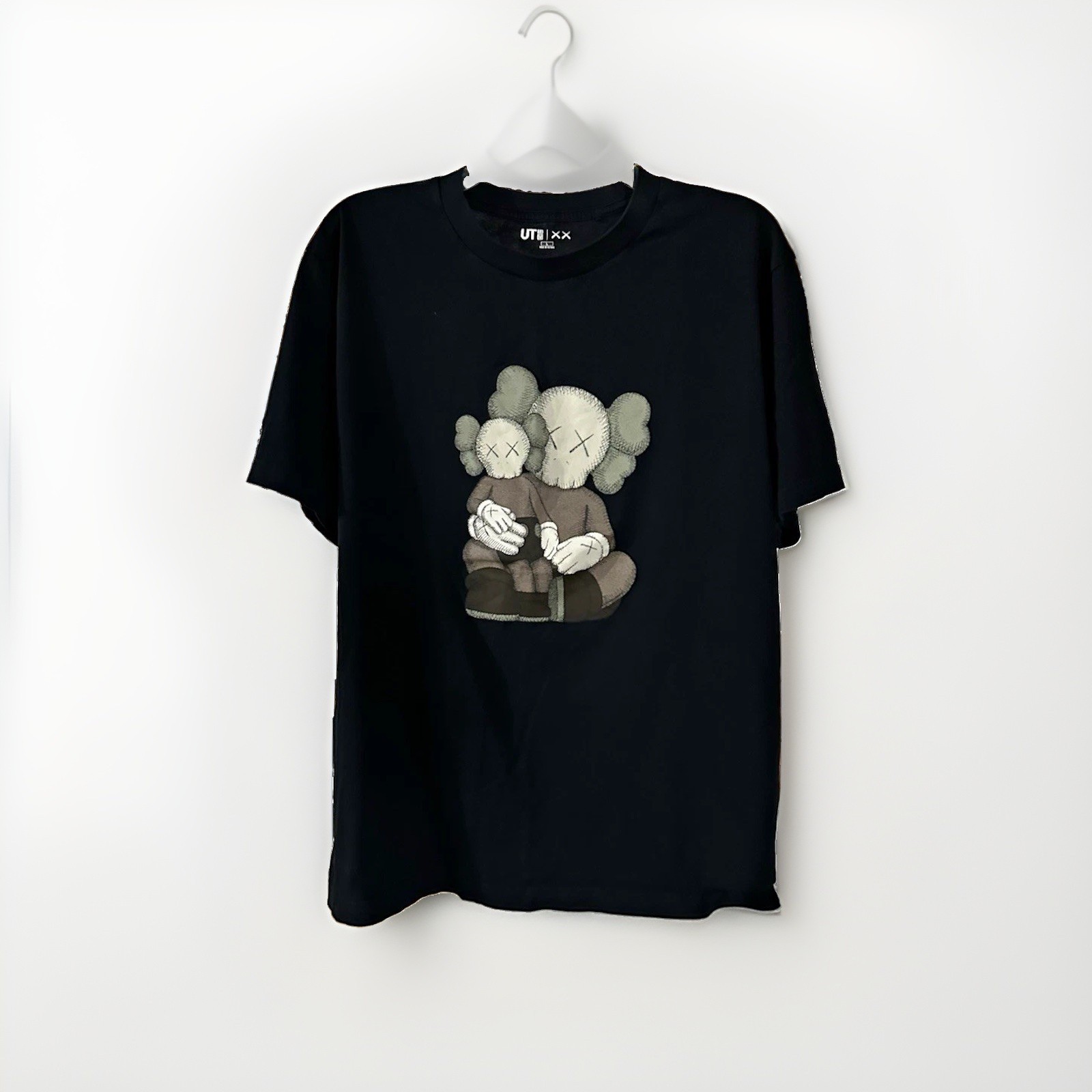 Uniqlo UT x KAWS Black Graphic Companion Tee Men\'s Large Short Sleeve Crew Neck