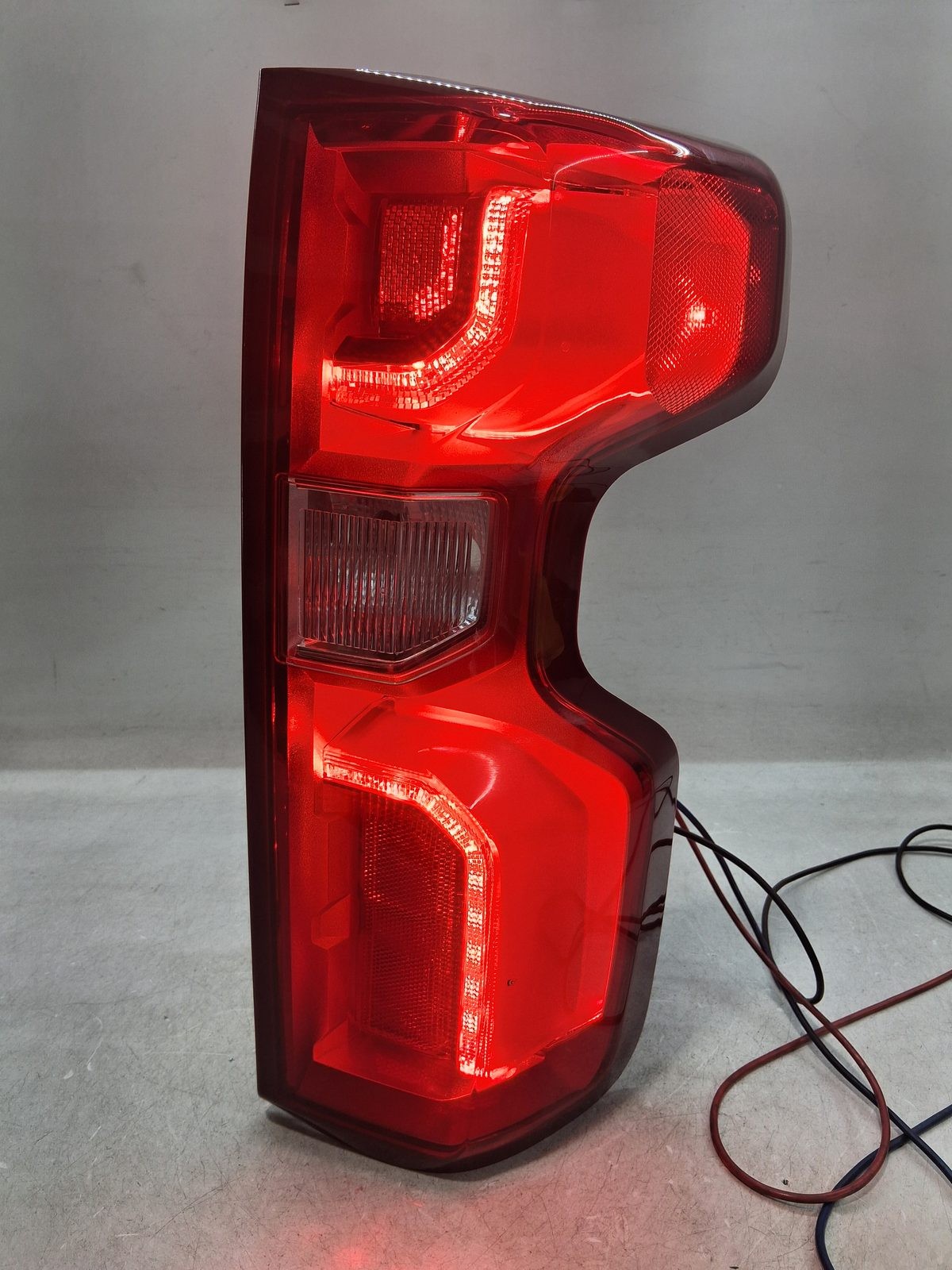 2019 2021 CHEVROLET SILVERADO 1500 2500 OUTER TAILLIGHT OEM RIGHT PASSENGER LED