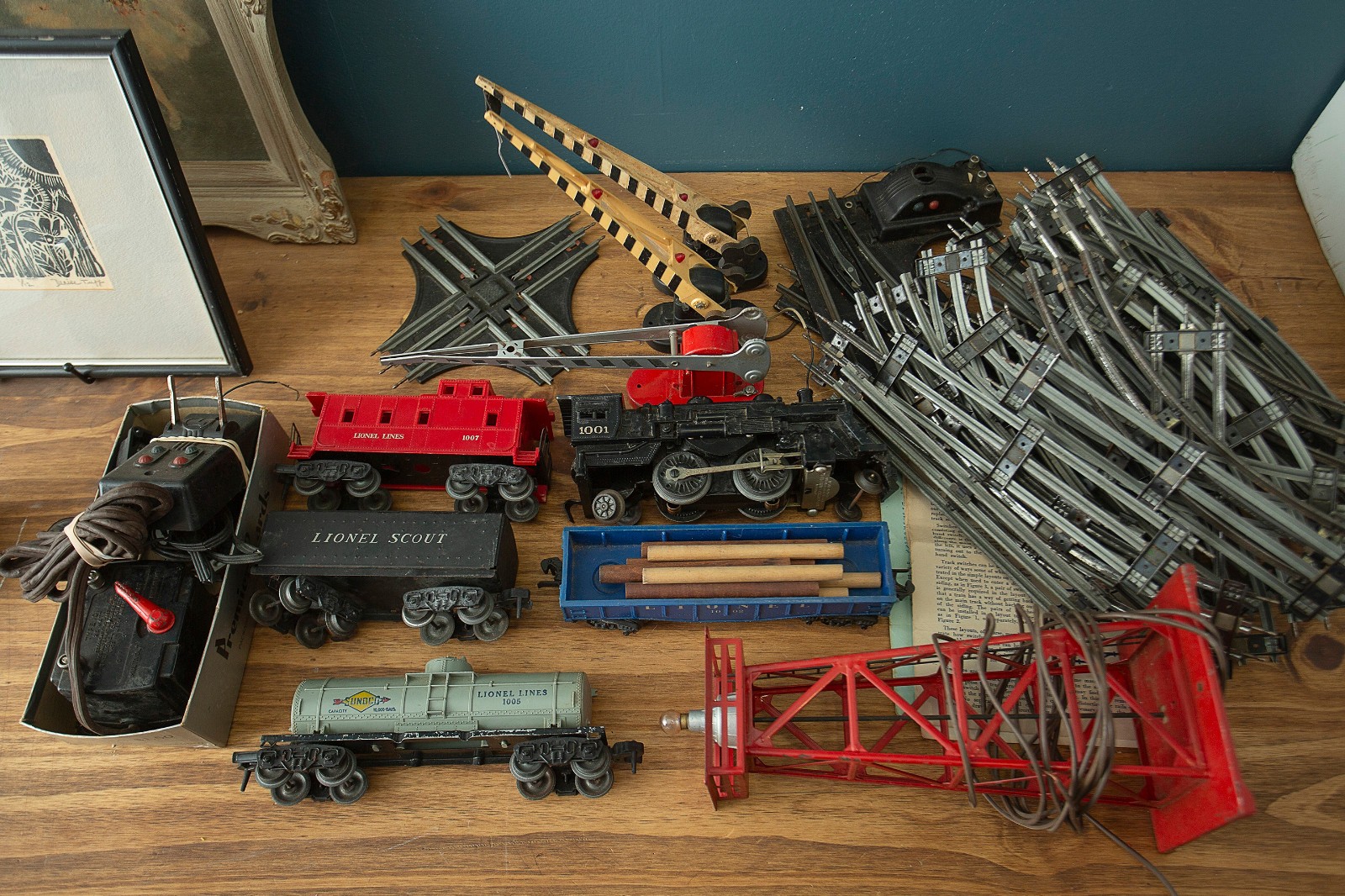 Vtg Lionel Train Set Lot Tracks Train Cars Engine Gates Beacon 30+ pc of Track