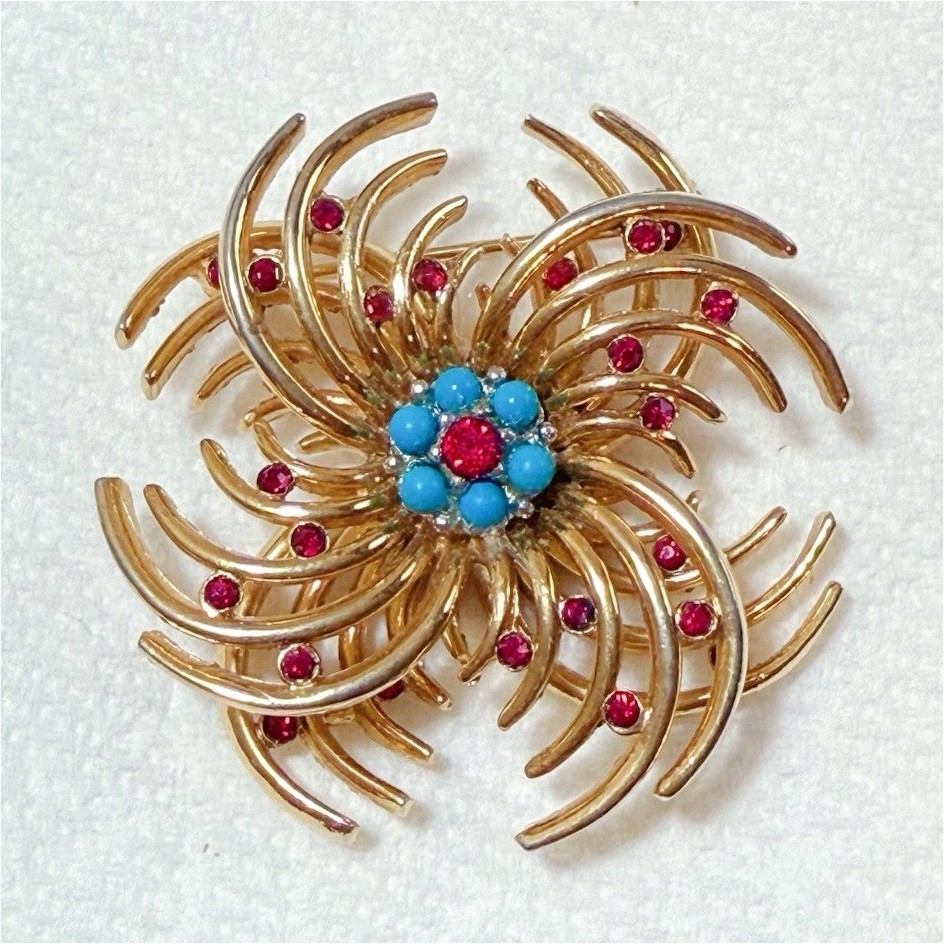 Vintage Signed BOUCHER Gold Tone Flower Brooch Pin Vintage Signed BOUCHER Gold Tone Flower Brooch Pin