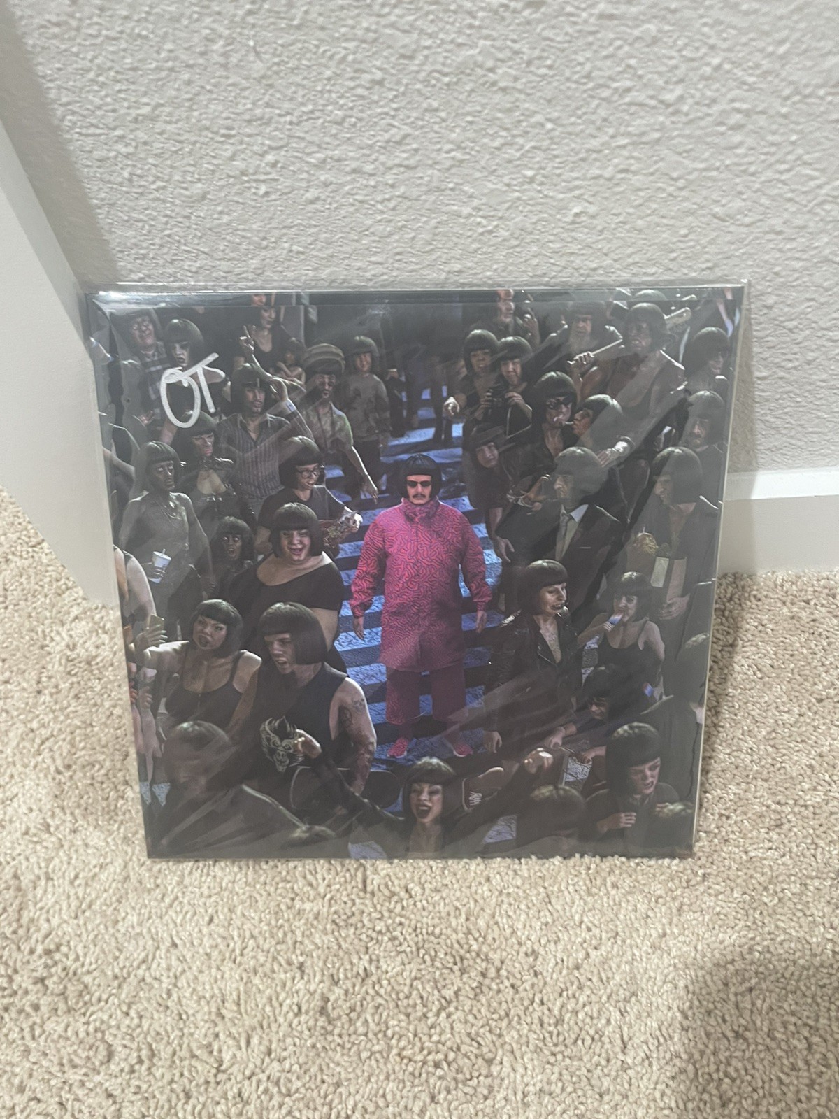 Oliver Tree - Alone In A Crowd - Signed Artcard- Vinyl LP Album Sealed Brand New Oliver Tree - Alone In A Crowd - Signed Artcard- Vinyl LP Album Sealed Brand New