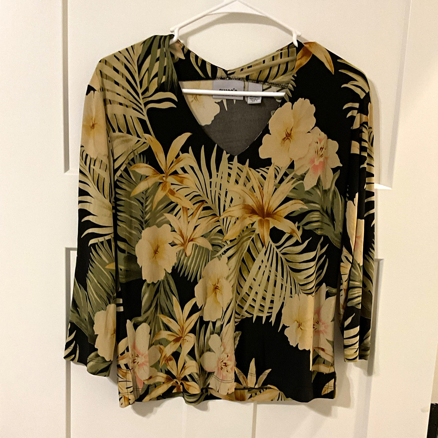 Chico\'s Travelers Size 1 Black Floral Tropical 3/4 Sleeve V-Neck Top