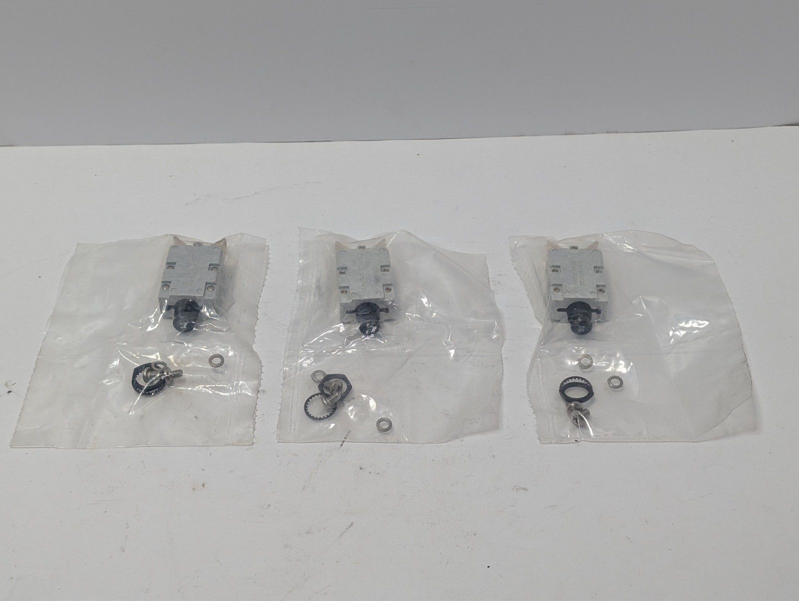 Mechanical Products lot of 3X MS25244-10 10 Amp Circuit Breaker 7001-001-10