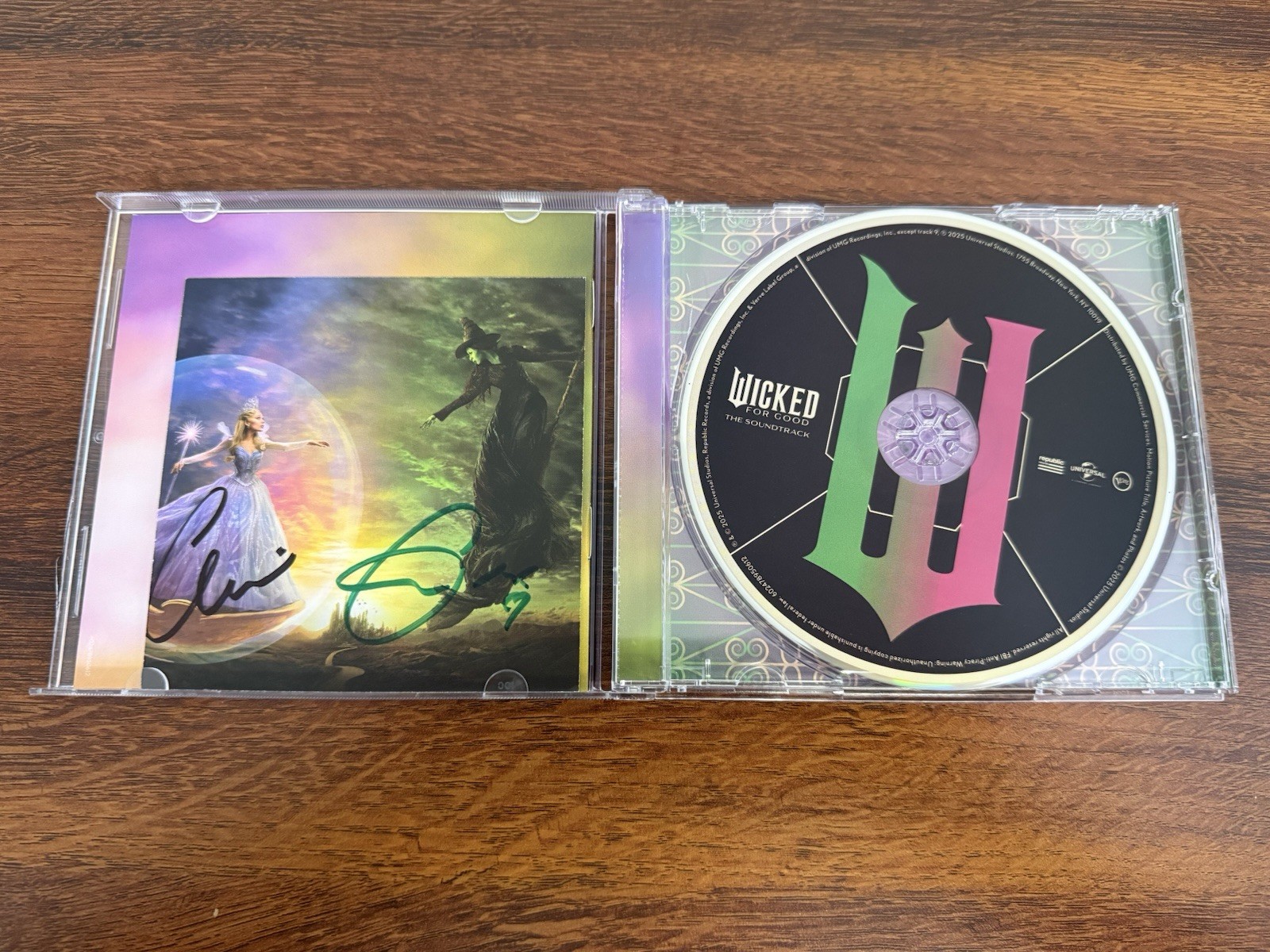 Wicked: For Good – The Soundtrack CD (Signed) Republic Records *DAMAGED CASE* Wicked: For Good – The Soundtrack CD (Signed) Republic Records *DAMAGED CASE*
