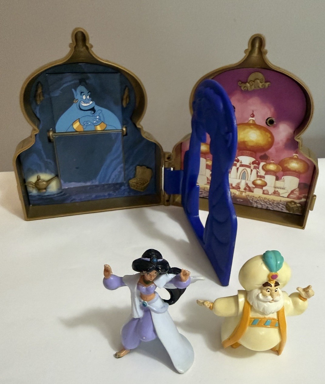 Vintage Disney Aladdin locket playset with 2 figures